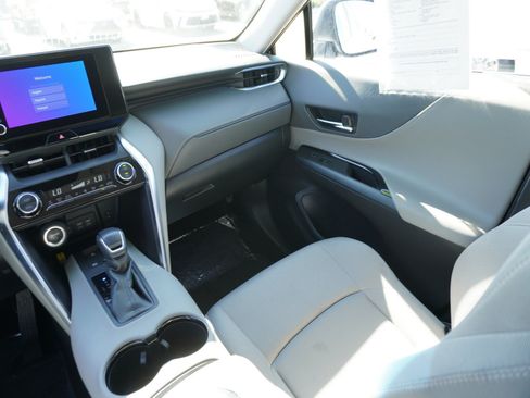 Used 2024 Toyota Venza LE AWD/4WD image 15