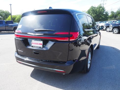 New 2025 Chrysler Pacifica Select w/ Uconnect Theater Family Group image 6