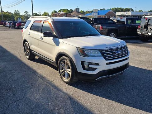 Used 2016 Ford Explorer XLT w/ Equipment Group 202A FWD image 3
