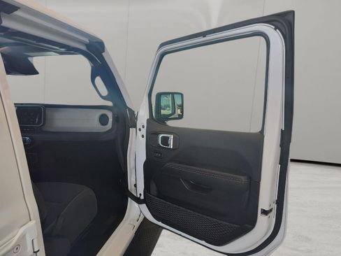 Used 2025 Jeep Wrangler Unlimited Sahara AWD/4WD image 17