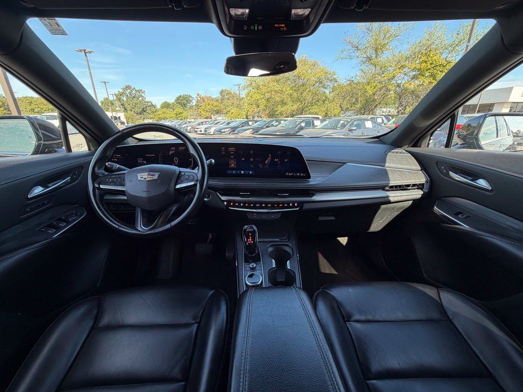 Used 2025 Cadillac XT4 Premium Luxury FWD image 32