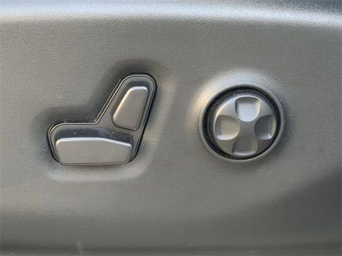 Certified 2024 Chrysler Pacifica Touring-L image 24