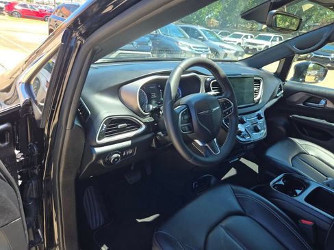 Used 2025 Chrysler Pacifica Select FWD image 14