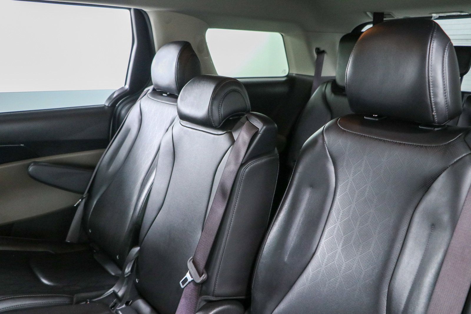 Used 2025 Kia Carnival FWD image 24