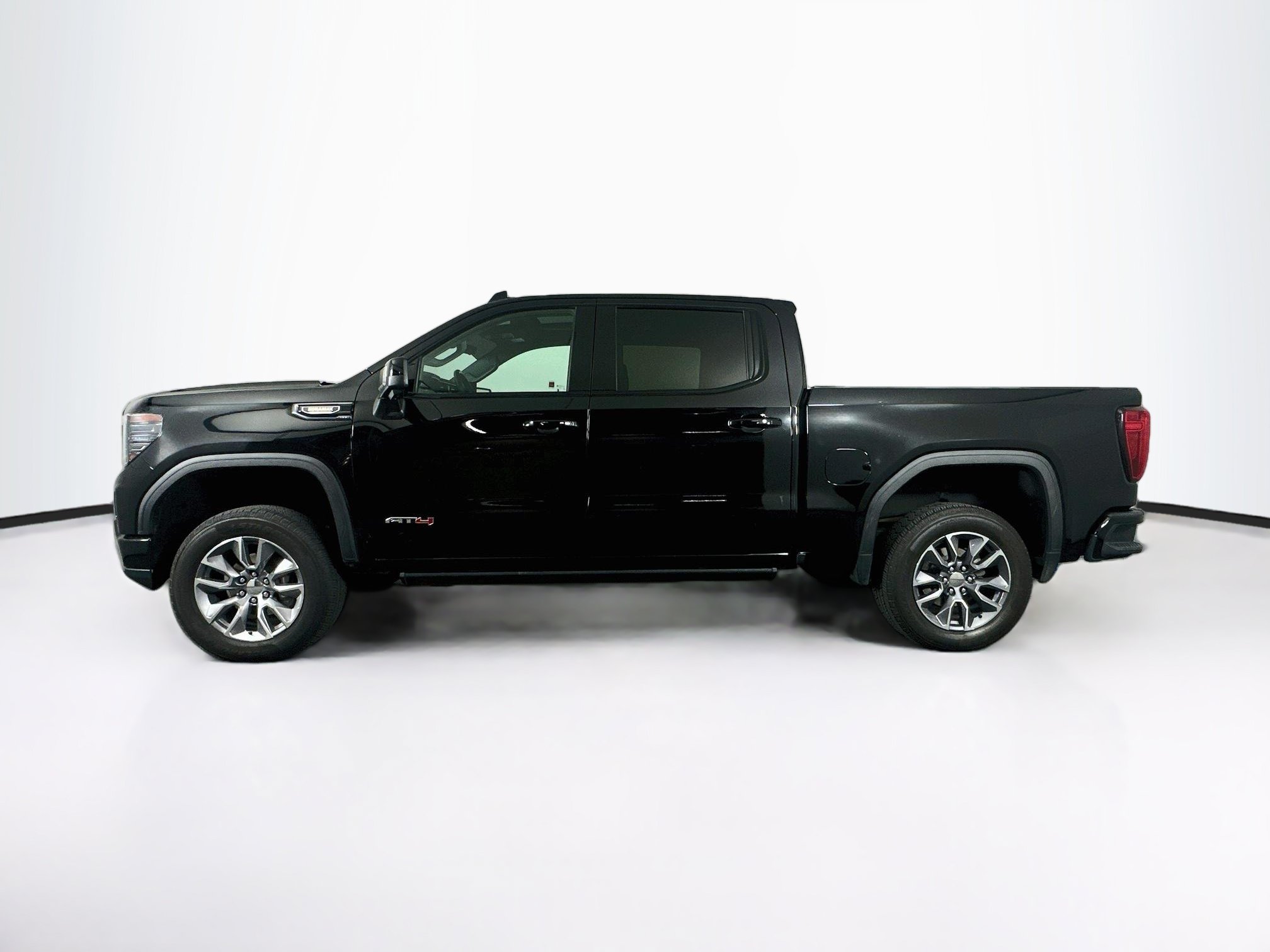 Used 2023 GMC Sierra 1500 AT4 w/ Technology Package AWD/4WD image 4