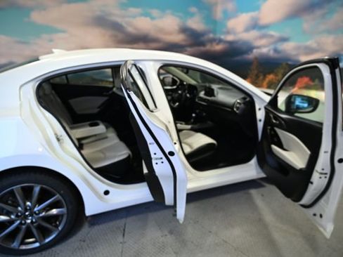 Used 2018 MAZDA MAZDA3 Grand Touring w/ Premium Equipment Package image 44