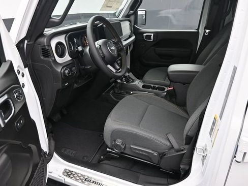 Used 2024 Jeep Gladiator Sport AWD/4WD image 6