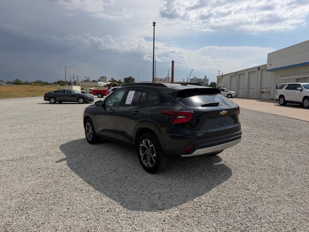 Used 2025 Chevrolet Trax LT FWD image 5