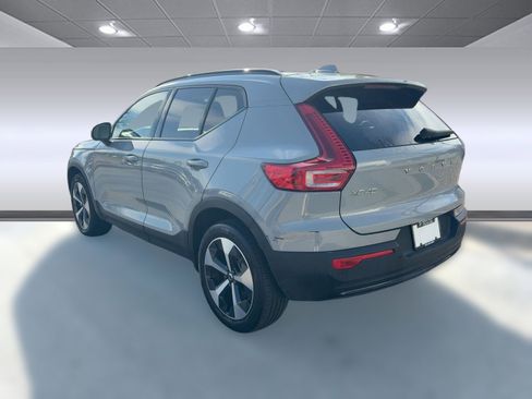 Certified 2024 Volvo XC40 B5 Plus image 3