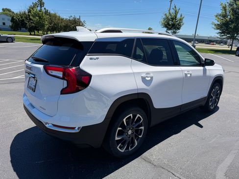 Used 2022 GMC Terrain SLT w/ LPO, Floor Liner Package AWD/4WD image 6