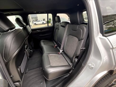 New 2025 Jeep Grand Cherokee Altitude image 21