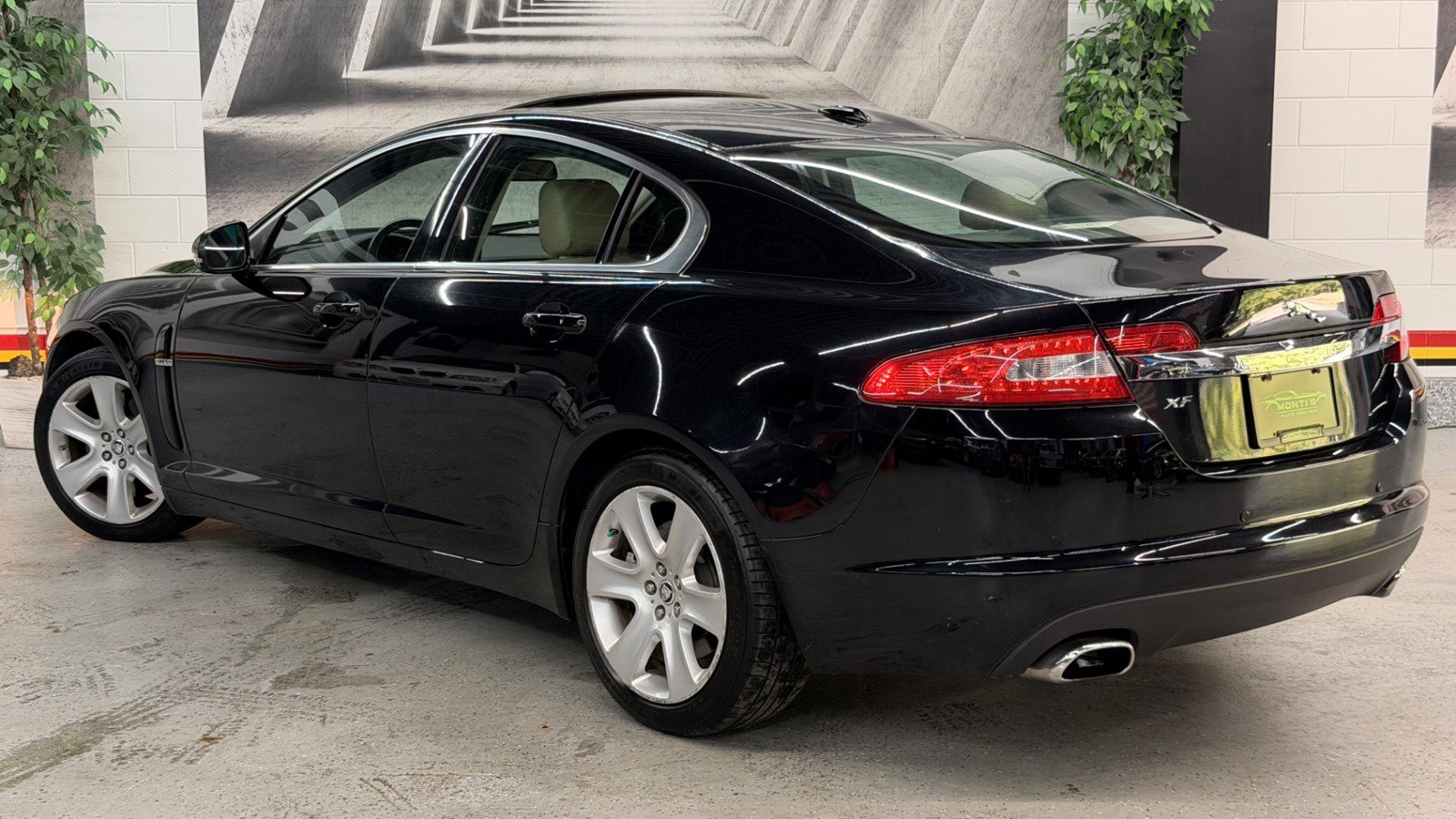 Used 2011 Jaguar XF RWD image 4