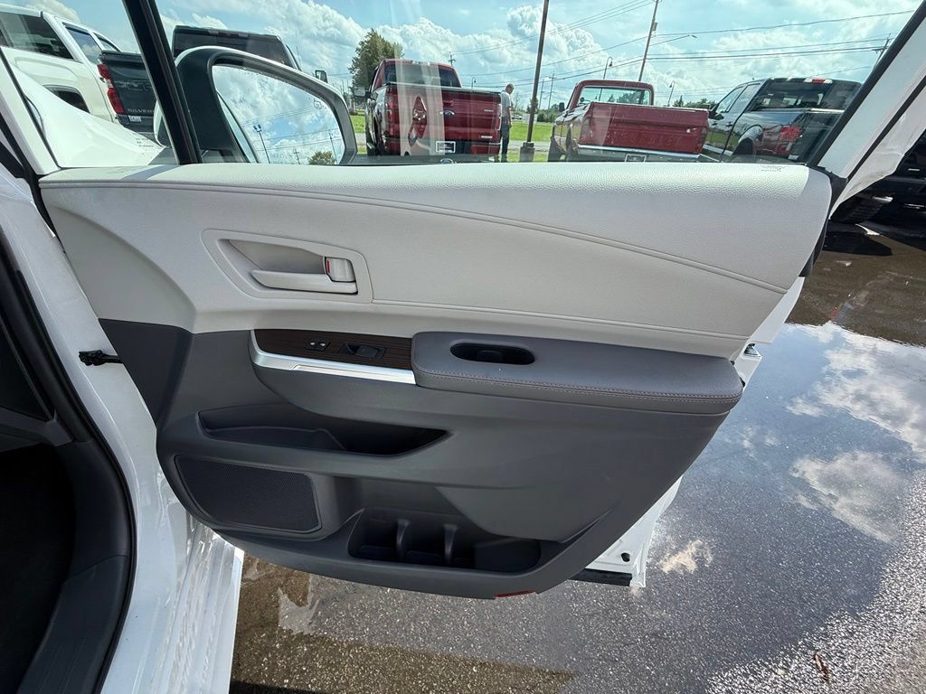 Used 2024 Toyota Sienna LE AWD/4WD image 17