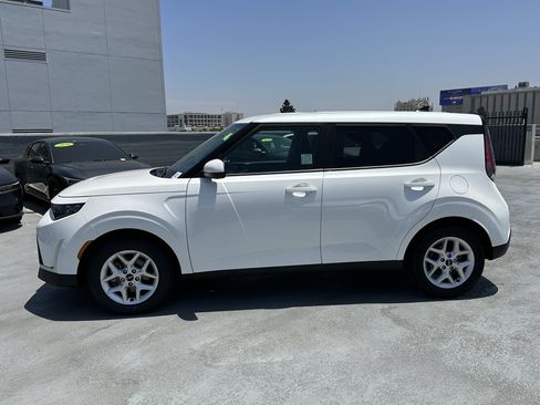 Certified 2023 Kia Soul LX w/ LX Technology Package FWD image 3