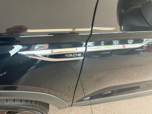 Used 2023 Volkswagen Taos SE w/ Panoramic Sunroof Package AWD/4WD image 5