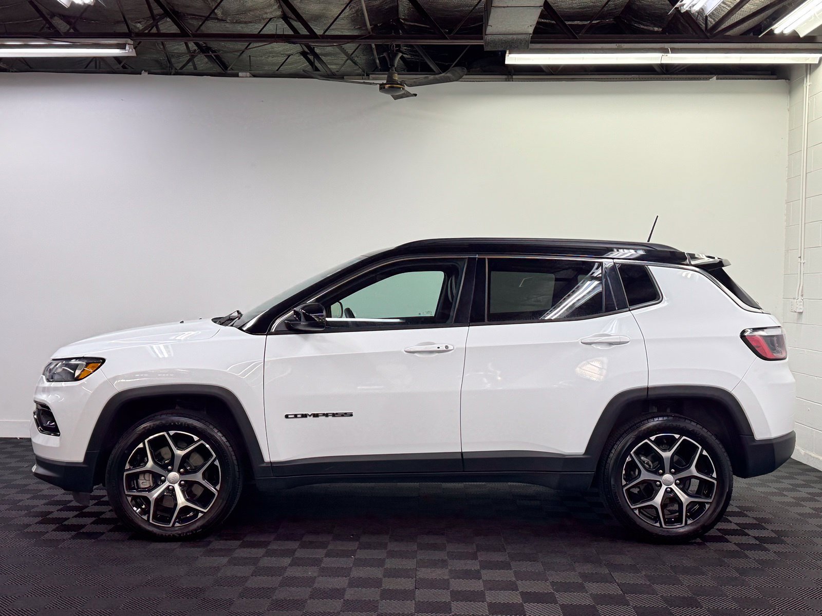 Used 2024 Jeep Compass Limited AWD/4WD image 3