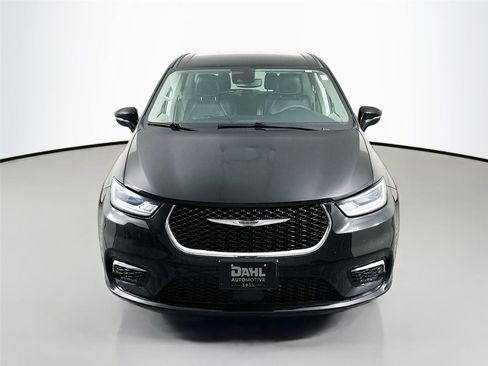 Used 2024 Chrysler Pacifica Touring-L FWD image 3