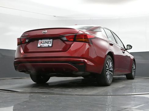 Used 2025 Nissan Altima 2.5 SV FWD image 39