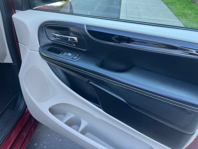Used 2017 Dodge Grand Caravan SXT FWD image 18
