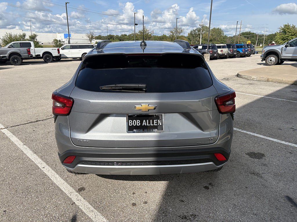 Used 2025 Chevrolet Trax LT FWD image 6