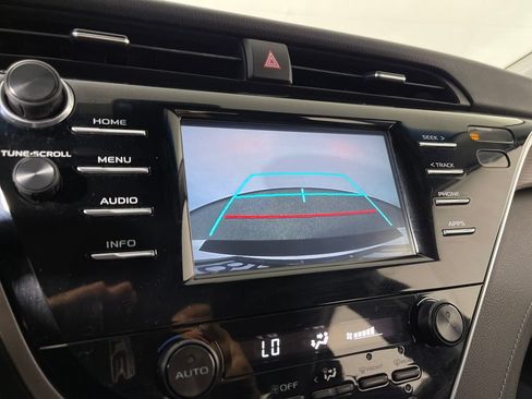 Used 2018 Toyota Camry SE FWD image 23