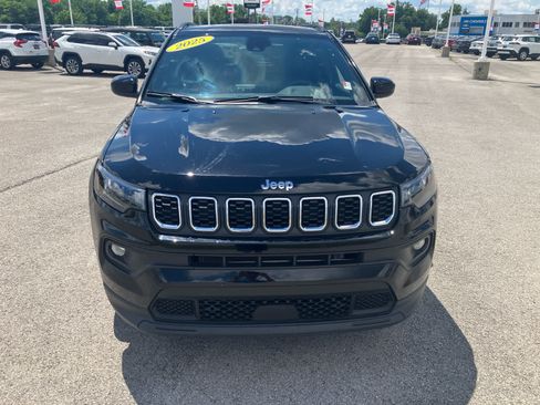 Used 2025 Jeep Compass Latitude w/ Sun & Sound Group AWD/4WD image 2