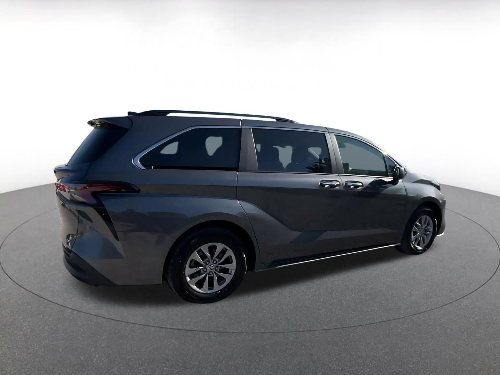 Used 2025 Toyota Sienna XLE FWD image 14