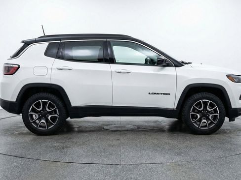Used 2025 Jeep Compass Trailhawk image 11