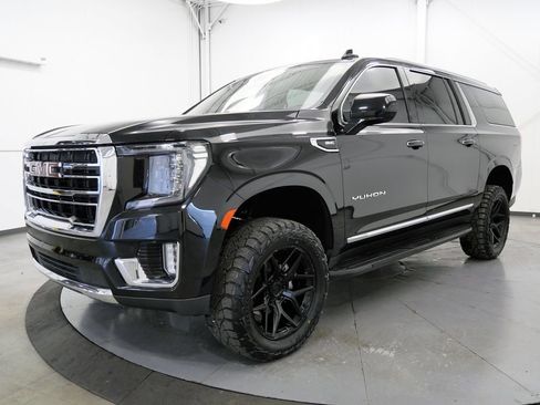 Used 2023 GMC Yukon XL SLT AWD/4WD image 3