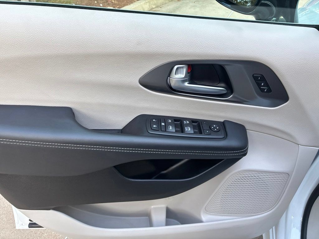 Used 2024 Chrysler Pacifica Touring-L FWD image 19