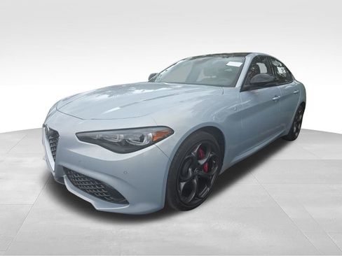 Used 2024 Alfa Romeo Giulia Ti w/ Performance Driving Package AWD/4WD image 5