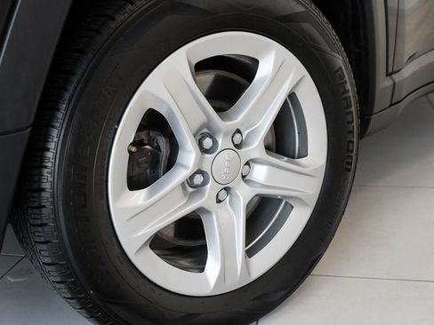 Used 2023 Jeep Compass Sport image 2