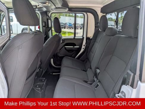 Used 2023 Jeep Gladiator Sport AWD/4WD image 13