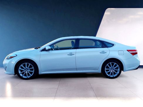 Used 2013 Toyota Avalon XLE Premium image 2