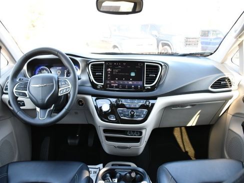 Used 2024 Chrysler Pacifica Touring-L image 23