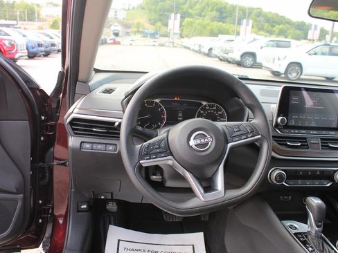Used 2024 Nissan Altima 2.5 SV FWD image 12