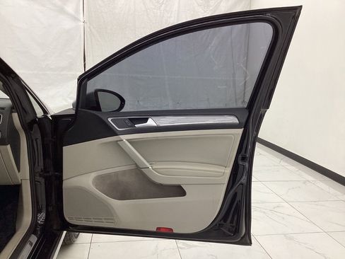 Used 2017 Volkswagen Golf Alltrack S image 19