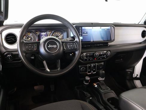 Used 2024 Jeep Gladiator Sport image 2