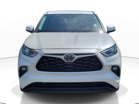 Used 2021 Toyota Highlander LE FWD image 2