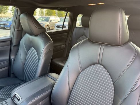 Used 2023 Toyota Highlander XSE FWD image 15