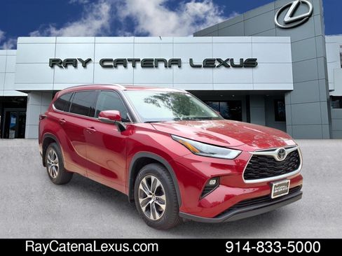 Used 2021 Toyota Highlander XLE AWD/4WD image 3