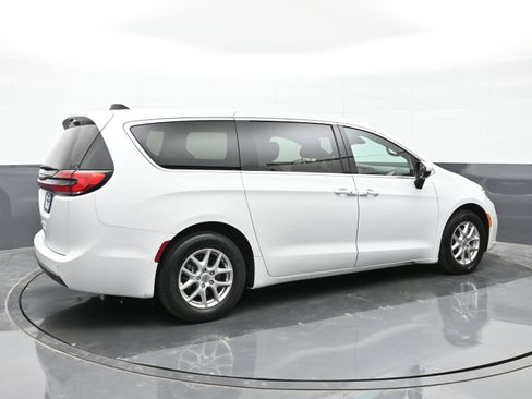 Used 2023 Chrysler Pacifica Touring FWD image 2