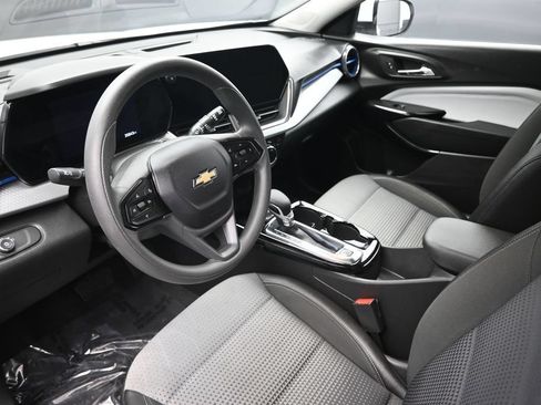 Used 2025 Chevrolet Trax LT FWD image 18