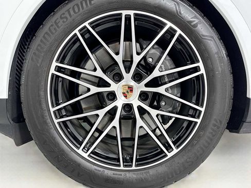 Certified 2025 Porsche Cayenne Coupe image 31