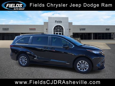 Used 2021 Toyota Sienna LE image 1