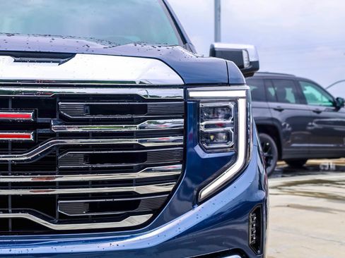 Used 2022 GMC Sierra 1500 SLT w/ SLT Premium Plus Package AWD/4WD image 5