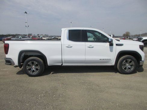 New 2026 GMC Sierra 1500 SLE image 3