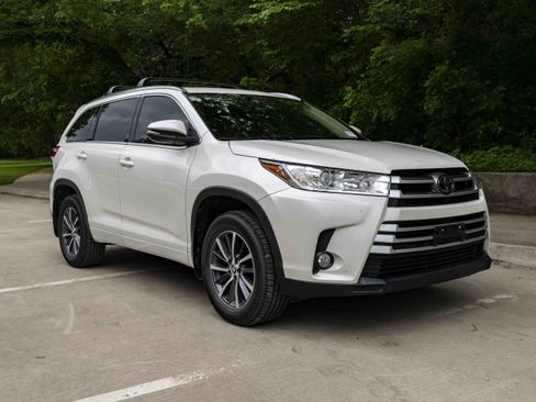Used 2018 Toyota Highlander XLE FWD image 2
