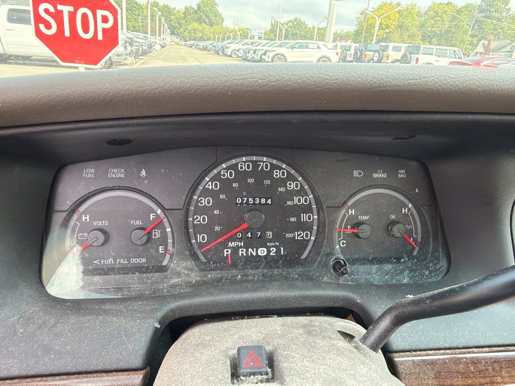 Used 2003 Ford Crown Victoria RWD image 3