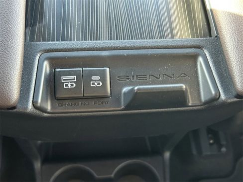 Used 2023 Toyota Sienna Platinum image 22